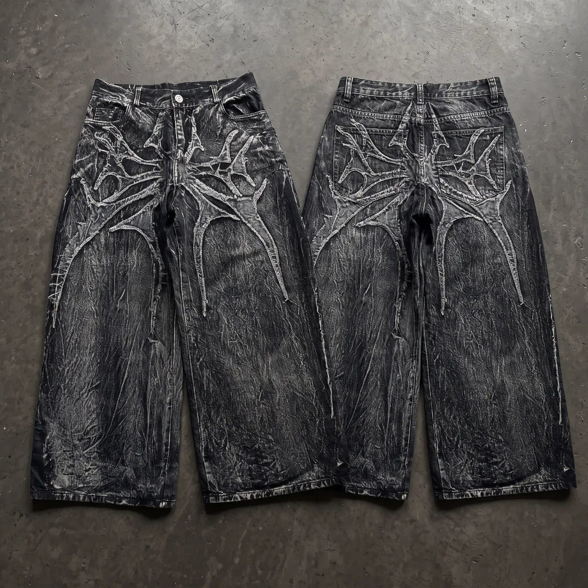 Toile, jean baggy brodé, face et dos