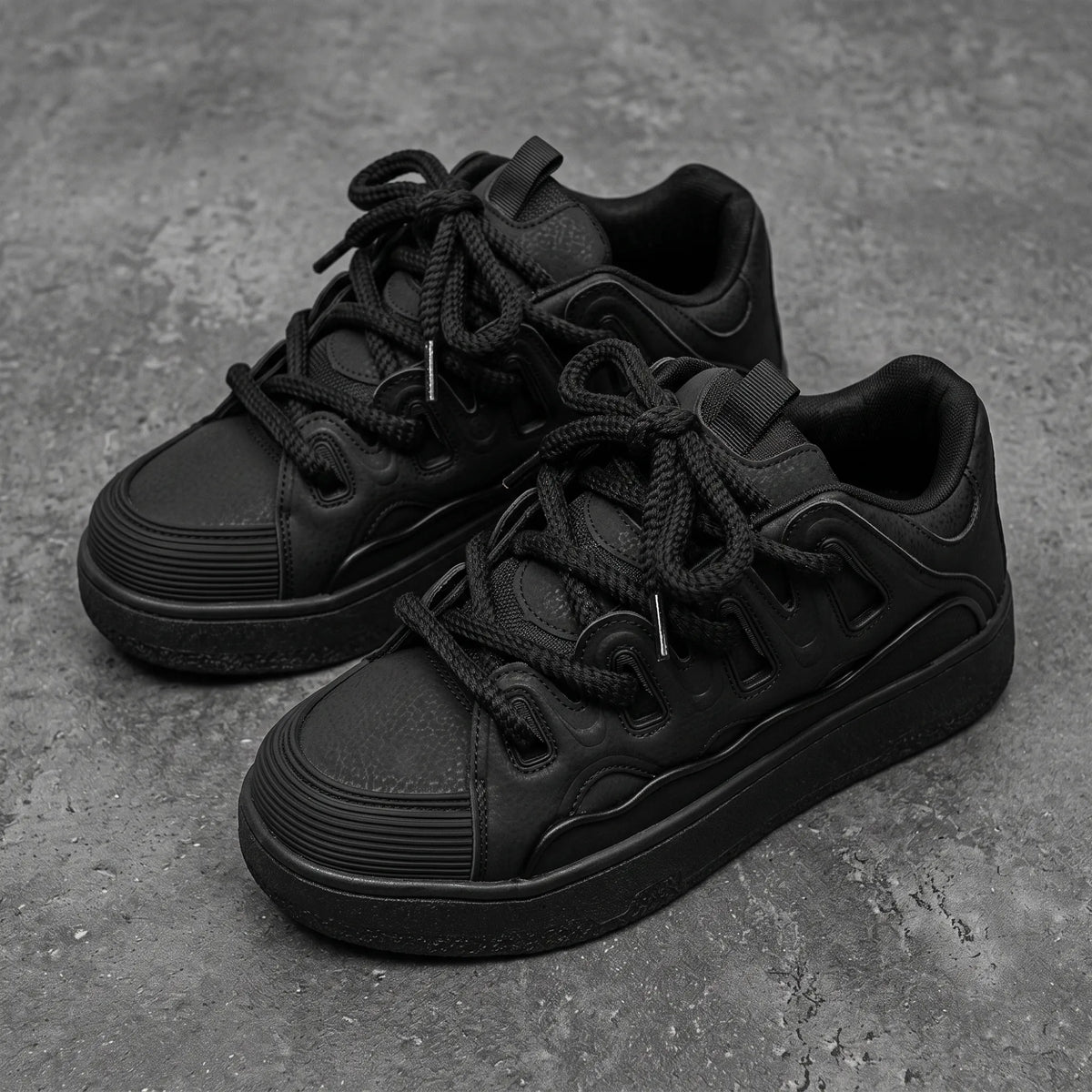 Suie, sneakers noires à semelle épaisse