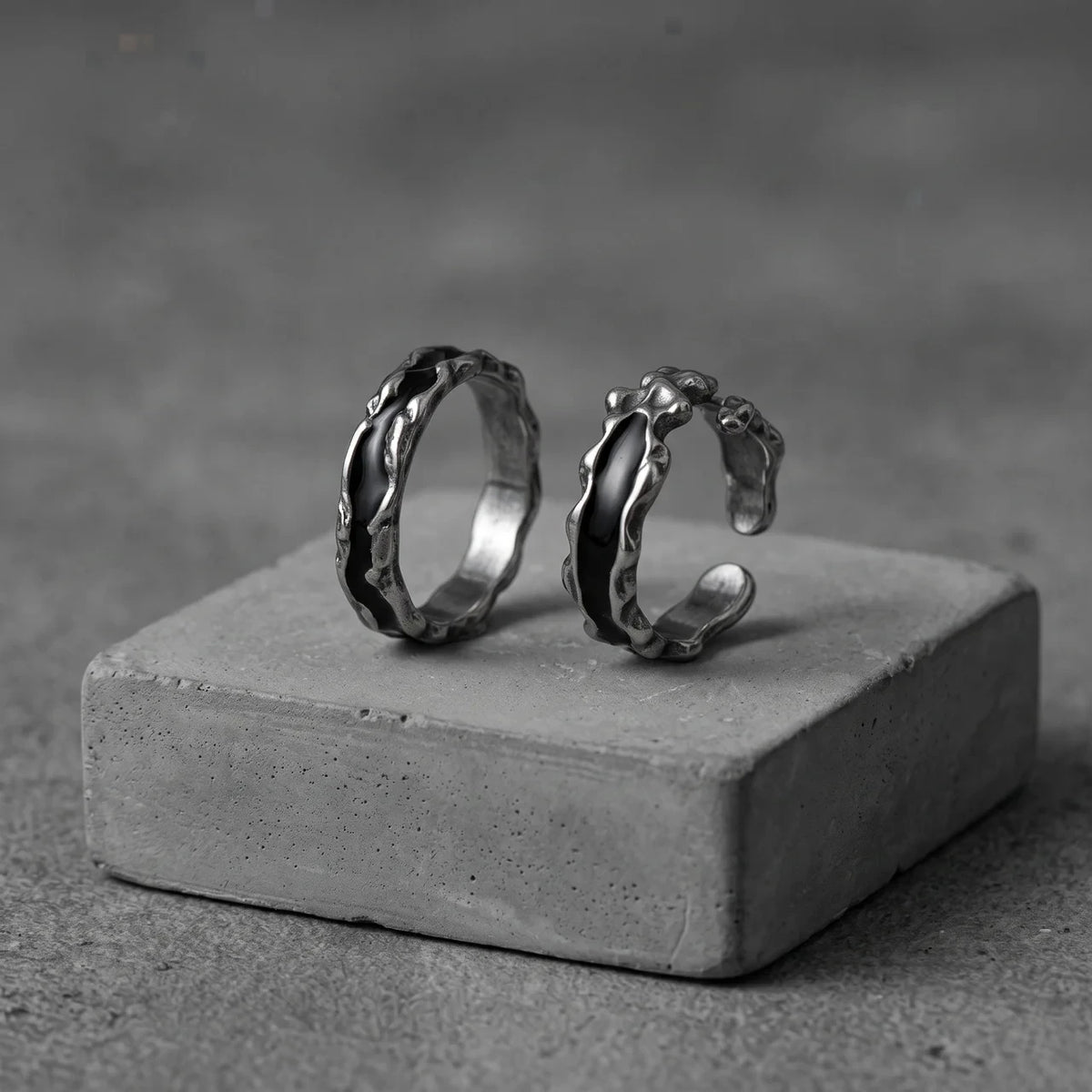 Écho, duo d’anneaux émaillés noirs