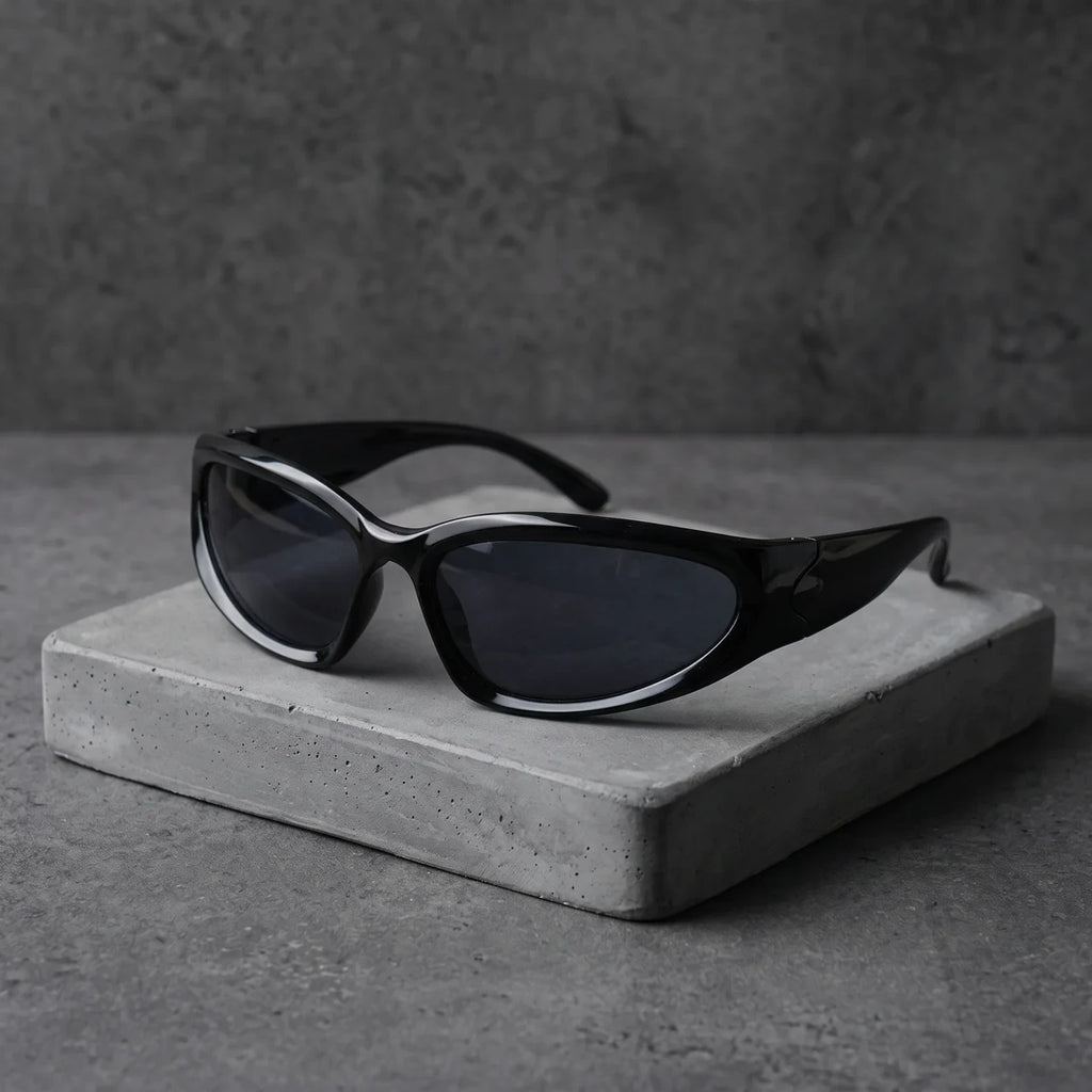 Néant, monture noire, verres noirs