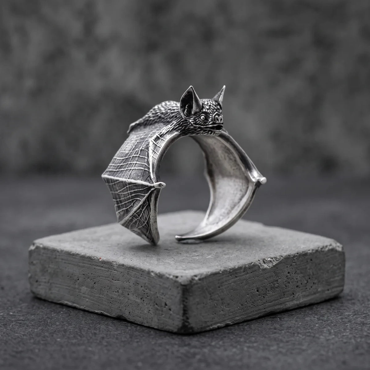 Vesper, bague chauve-souris argentée