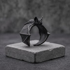 Vesper, bague chauve-souris noire