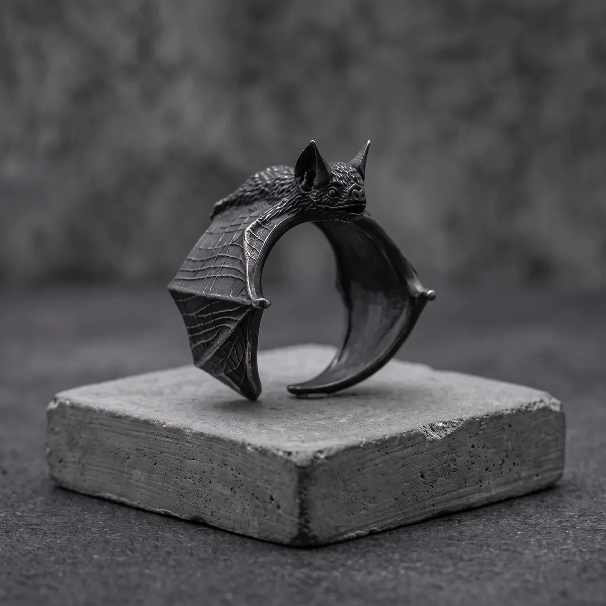 Vesper, bague chauve-souris noire