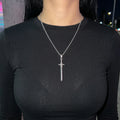 Serment, collier pendentif épée argenté, porté
