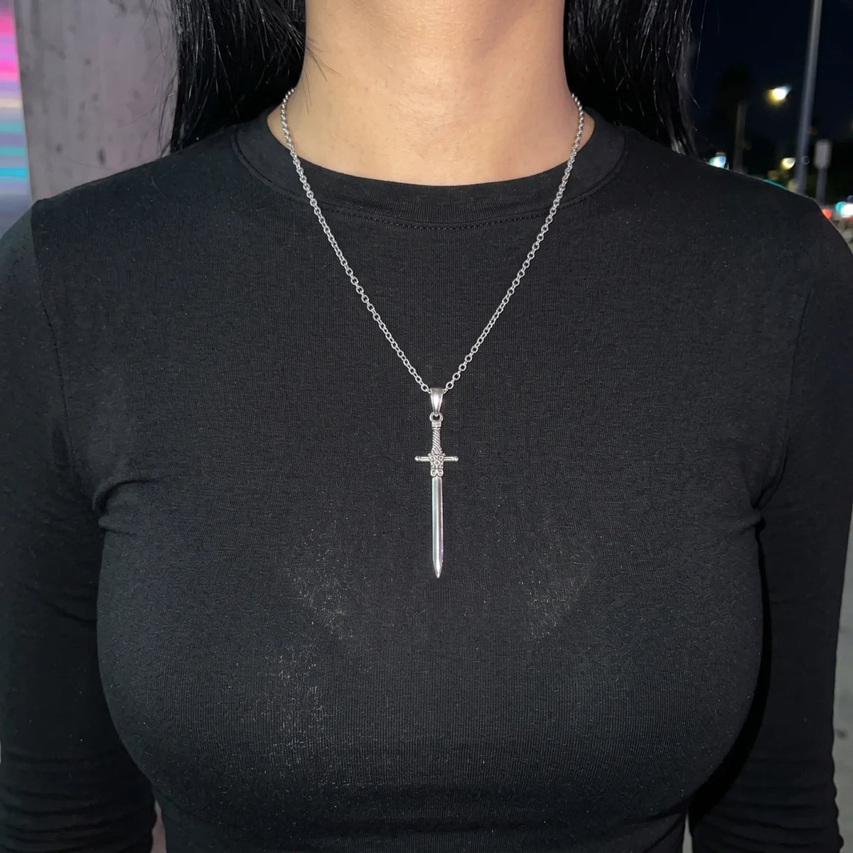 Serment, collier pendentif épée argenté, porté