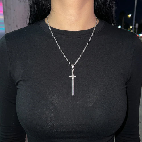 Serment, collier pendentif épée argenté, porté