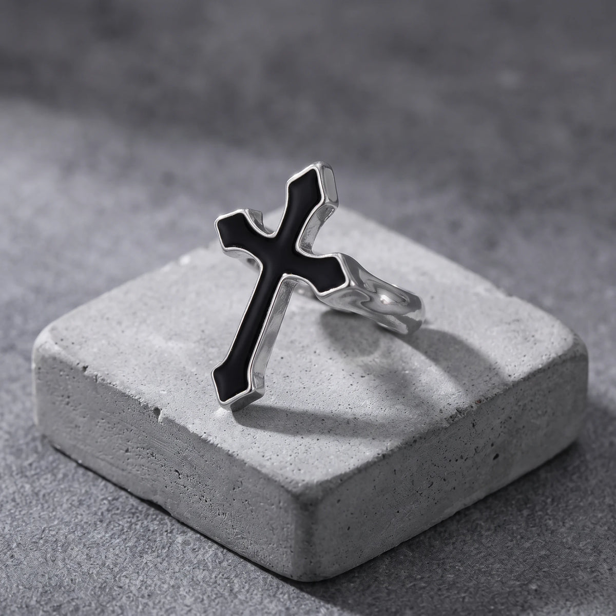 Relique, bague croix émaillée noire sur anneau argenté