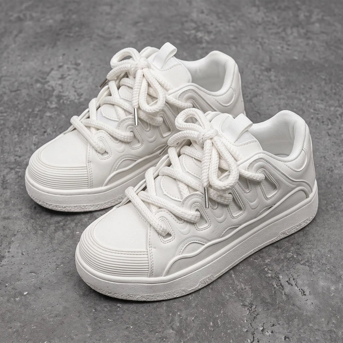 Suie, sneakers blanches à semelle épaisse